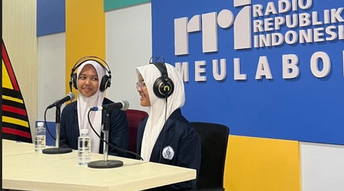 Keren! Santri Dayah Ruhul Qur’ani Unjuk Gigi Jadi Narasumber English Corner di RRI 