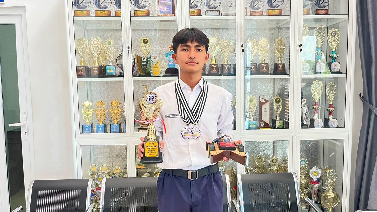 Muhammad Ghufran Ziyan Muhdin Santri Madrasah Tsanawiyah RQ Asal Aceh Jaya Raih Penghargaan Nasional di Ajang Robotik